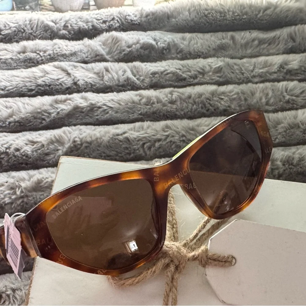 Balenciaga‎ Cat-Eye Sunglasses – Tortoiseshell Logo Frame - Picture 4 of 12